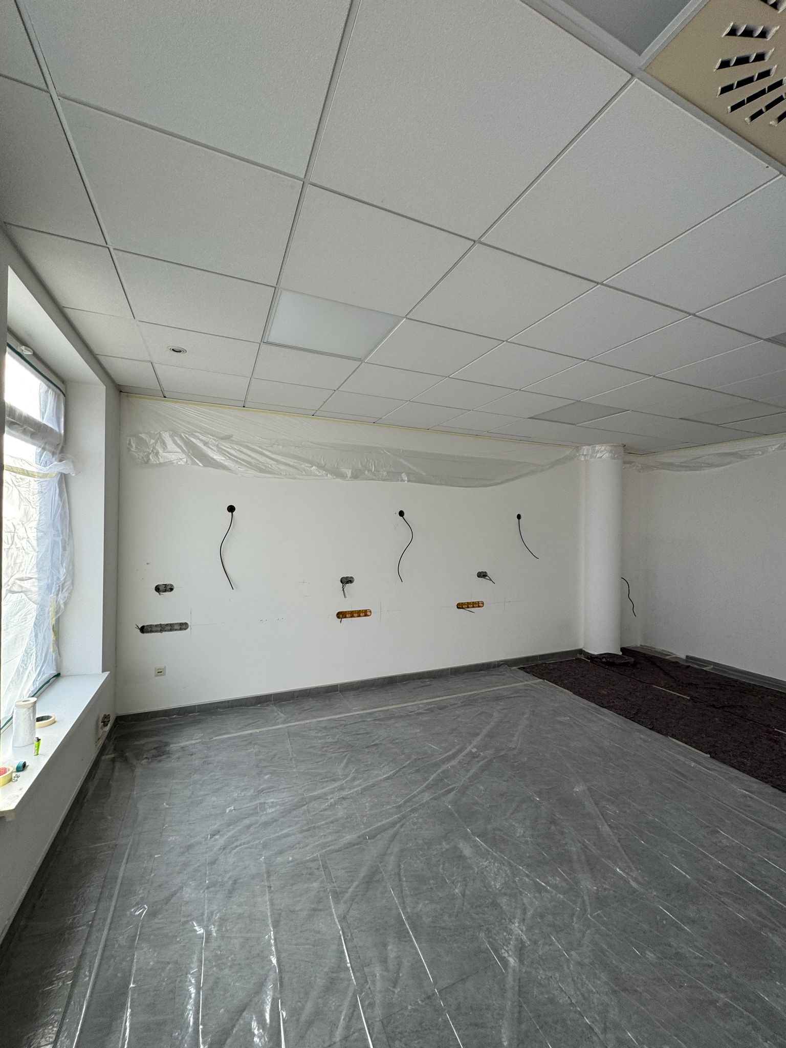 Striekanie stropu do čiernej